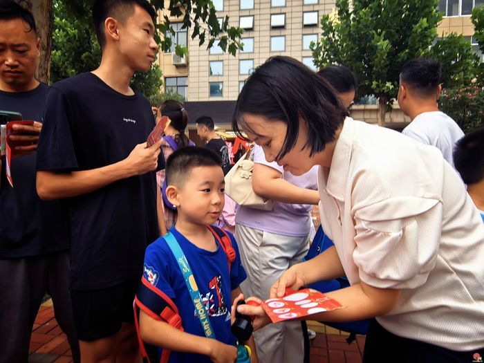 【你好 一年级】雏燕逐梦 红星启航 ——济南市历下区燕山小学举行2026级新生入学仪式