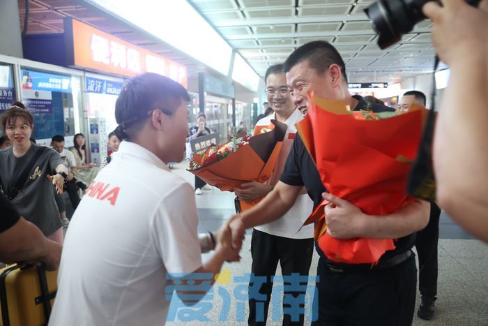 欢迎回家！济南奥运冠军李越宏今日到达济南