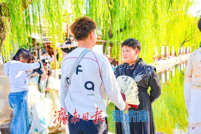 秋日泉巷颜值出圈 曲水亭街拍照打卡热潮持续升温