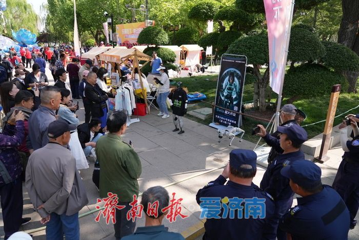 机械狗“空降”大明湖正谊广场，科技萌宠引市民围观