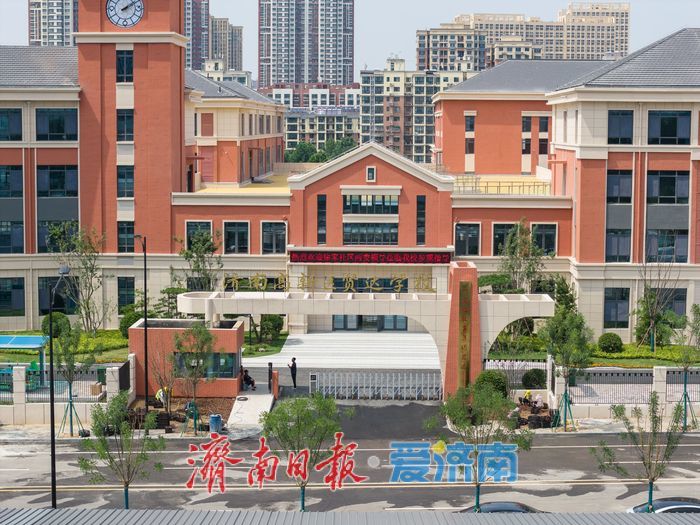 工业南路北小学项目挂牌命名“济南高新区贤达学校”，项目进入收尾阶段