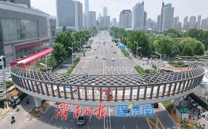 “月牙形”过街天桥展露俏容