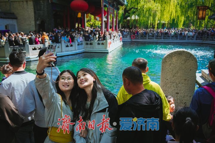 赏泉热潮！“五一”假期趵突泉客流持续高峰