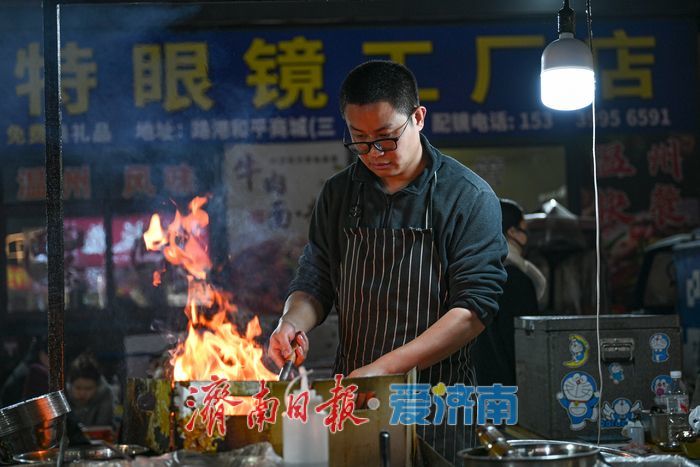 济南夜市人气回暖 点亮城市“夜经济”活力