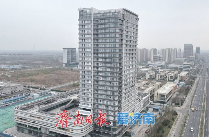 济南西部大型公交枢纽外立面装修进入尾声