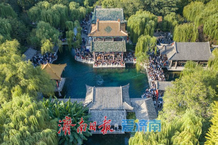 秋泉奔涌迎客来