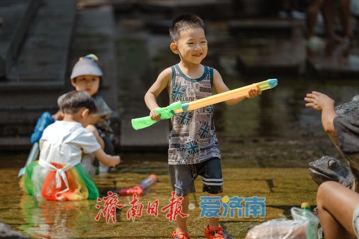 一年四季 泉在济南丨五龙潭变身“天然水空调” ，孩子们亲泉戏水尽享清凉