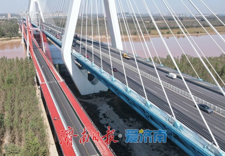 济南黄河大桥老桥增设非机动车专用车道，铺设彩色沥青路面