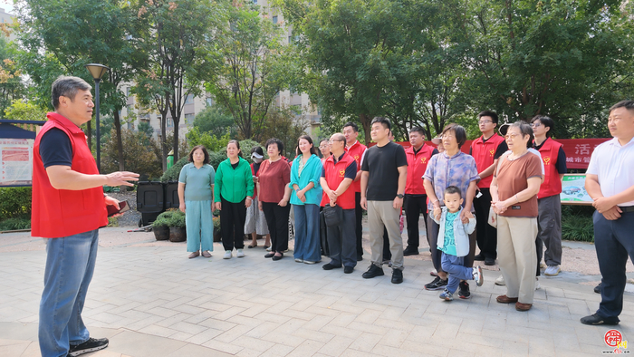 秋润方寸园 绿满邻里家 济南“园·林惠民行”共建花园绿植更新科普实践活动走进舜信社区