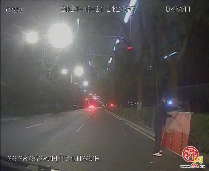 济南：公交司机挪钉板及时消隐患