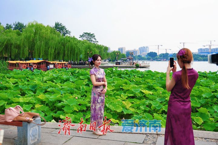 漫步湖畔赏美景 欢度端午享闲暇