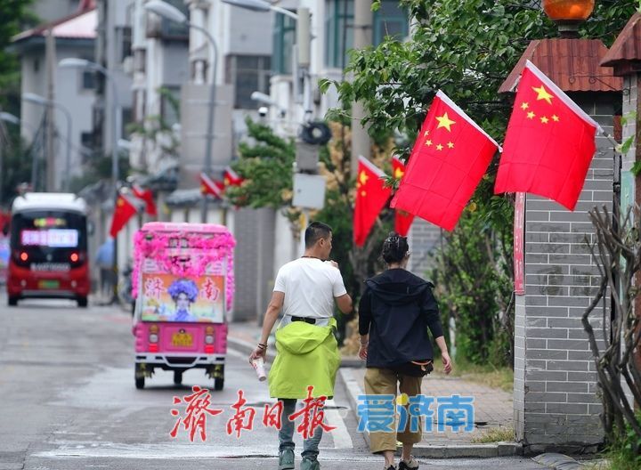 一年四季 泉在济南丨国庆前夕节日氛围渐浓，泉城披上最美“中国红”