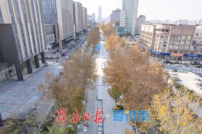 泉城路改造初见成效，海阳红花岗岩铺设亮相