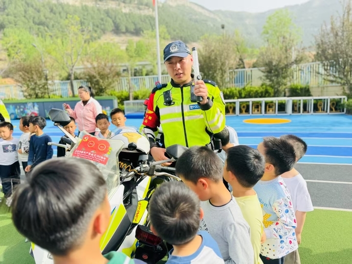 萌娃邂逅“钢铁侠”骑警 济南交警“花式”宣教进校园