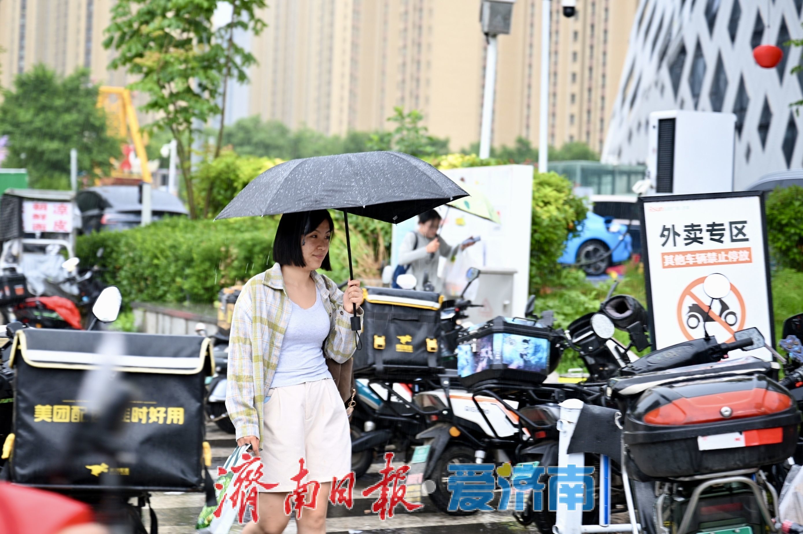 泉城迎明显降雨 市民雨天出行做好防范