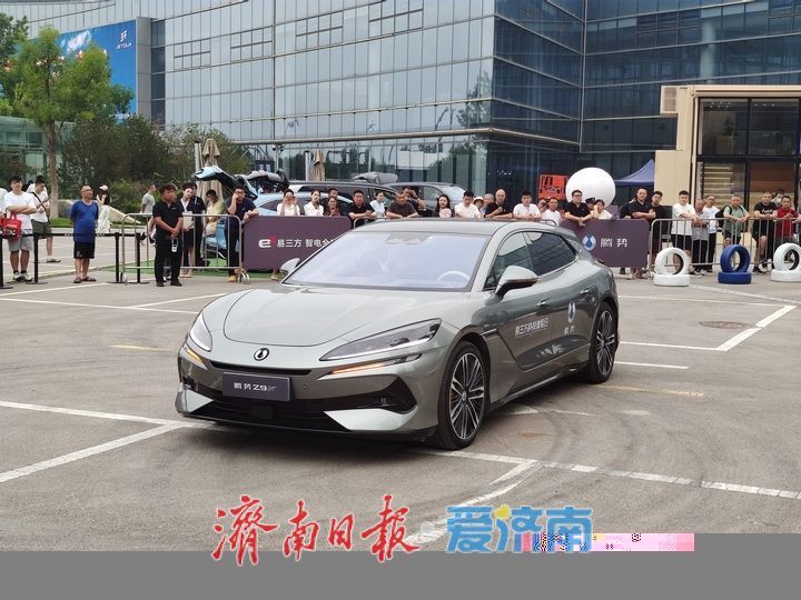 车载无人机系统、代客泊车、圆规掉头……新能源“黑科技”车展亮相引众人围观