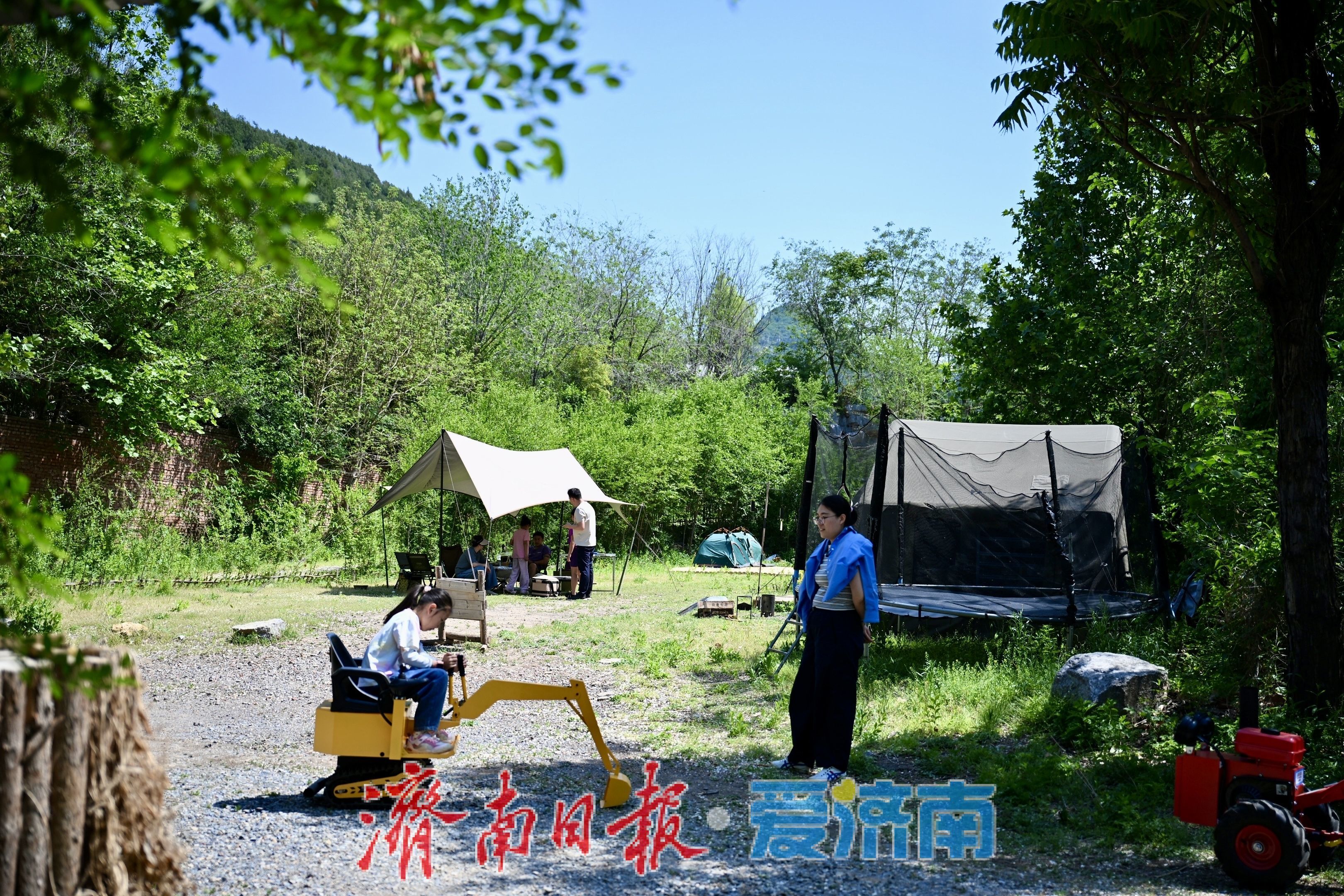 浆水泉水库变身“周末会客厅” 市民扎堆露营乐享山水之趣​