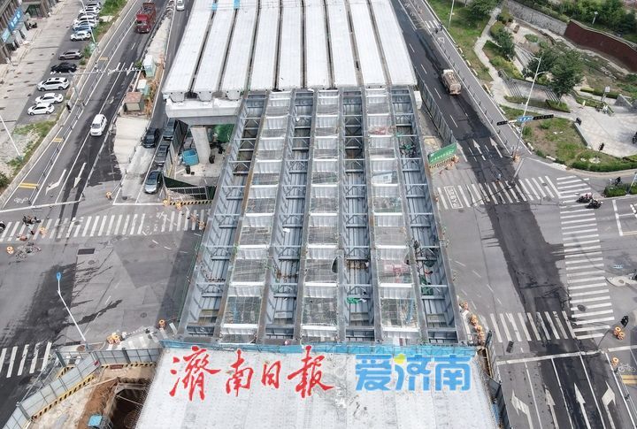 再跨路口，济南凤凰黄河大桥南延工程经十路以南段高架“长龙”初成