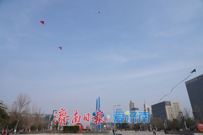 泉城春日的天空，被风筝 “承包” 了