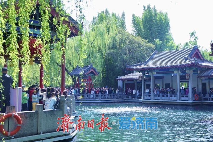 一年四季 泉在济南丨谷雨时节春将尽 趵突泉畔客流涌