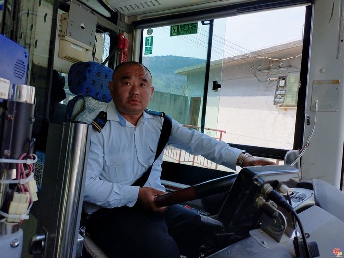 穿梭山间的“温情摆渡车”：济南K121路线温情服务纪实
