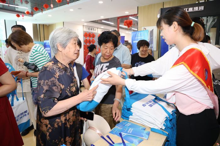 济南市委网信办开展2024年济南市全民 数字素养与技能提升月进社区活动