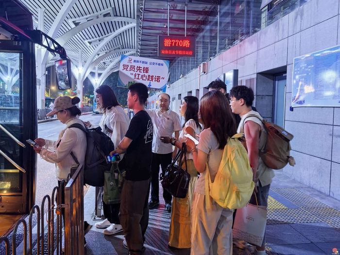 端午零点护航，济南公交接驳凌晨临客温暖出行路