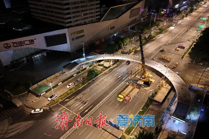 月牙环抱，映照繁华 高新区万达广场人行天桥主桥完成吊装