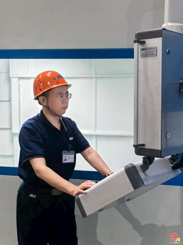 敢想敢做破瓶颈 精益求精铸重器——记济南二机床集团有限公司电气设计室主任许德兵