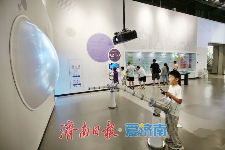 避暑研学两相宜 科技馆内探奥秘