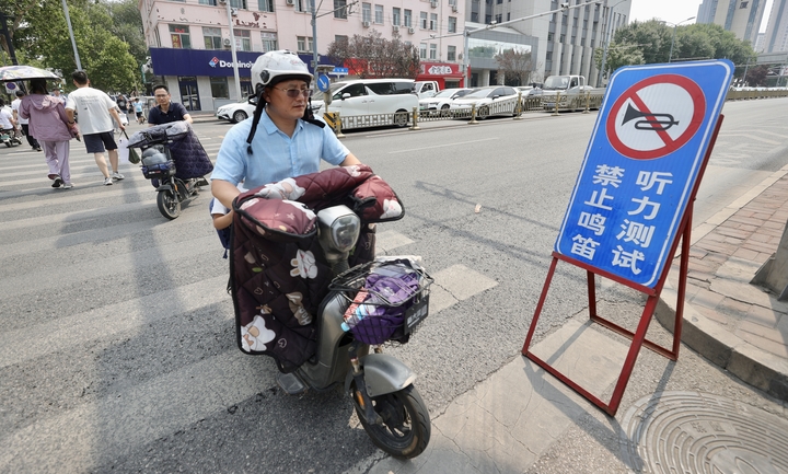 山东高考外语恢复听力考试 场外静音守护