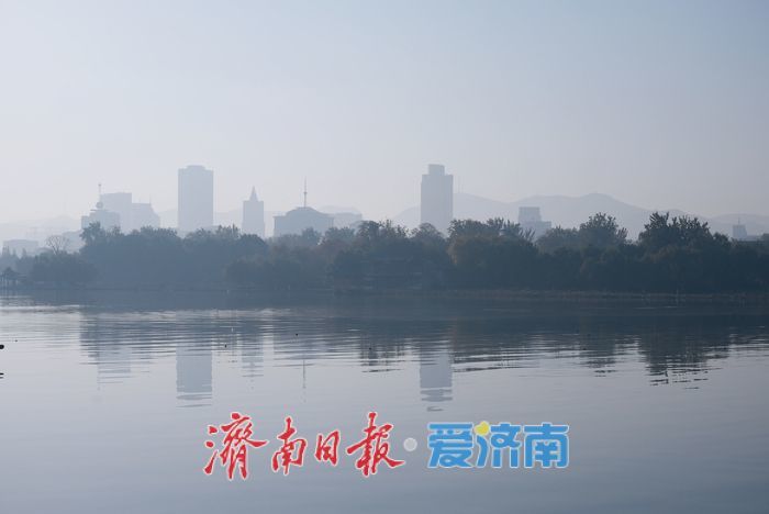 一年四季 泉在济南丨薄雾轻笼大明湖 佛山倒影入水墨