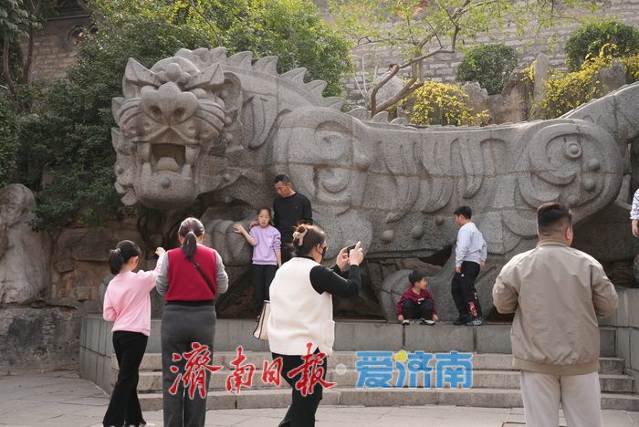 “泉”在济南过大年丨春节打卡泉城地标，黑虎泉《双虎》成亲子热门