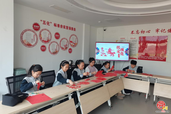 济南高新区雅居园小学举办寻年味之趣味剪纸活动