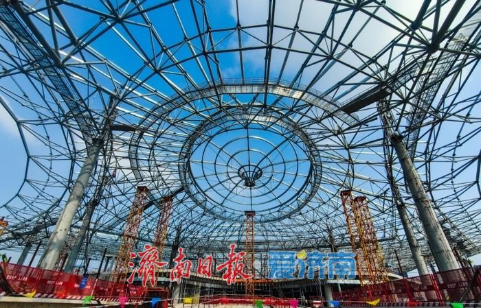 钢脊腾飞！济南机场二期改扩建工程T2航站楼屋顶钢网架完成首次整体提升