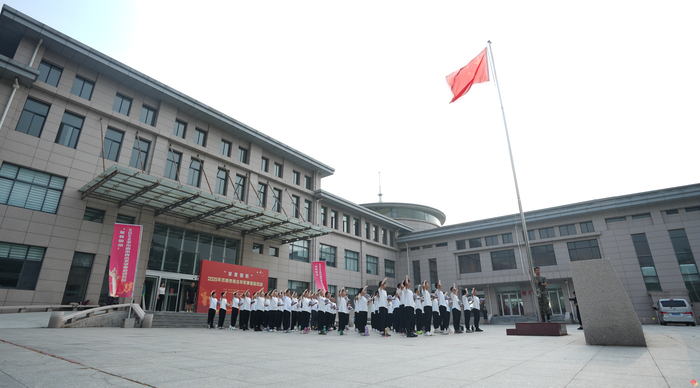 “爱我国防”军事体验活动第二期第二日纪实： 沙场砺兵锻铁骨 电磁战场练尖兵