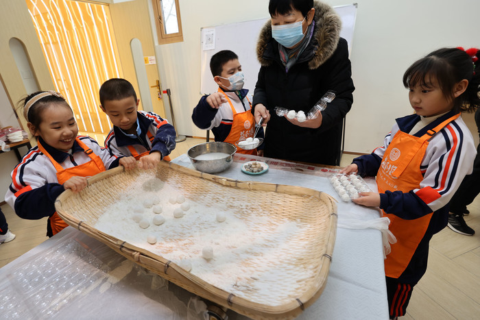 满庭春喜迎佳节，元宵DIY甜蜜总动员，热闹气氛燃起来！