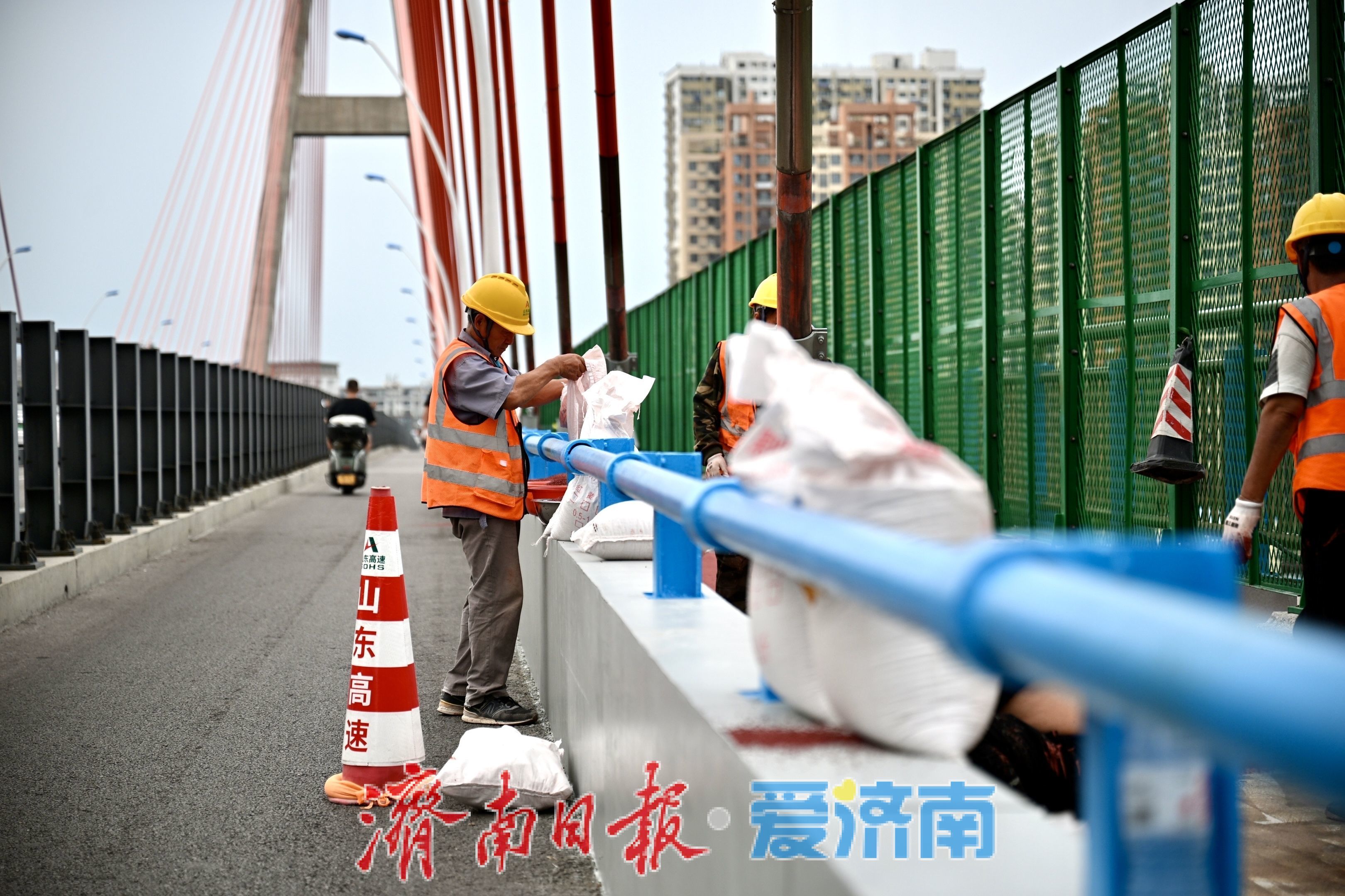 抢抓工期加紧施工 济南纬六路高架桥大修工程有序推进