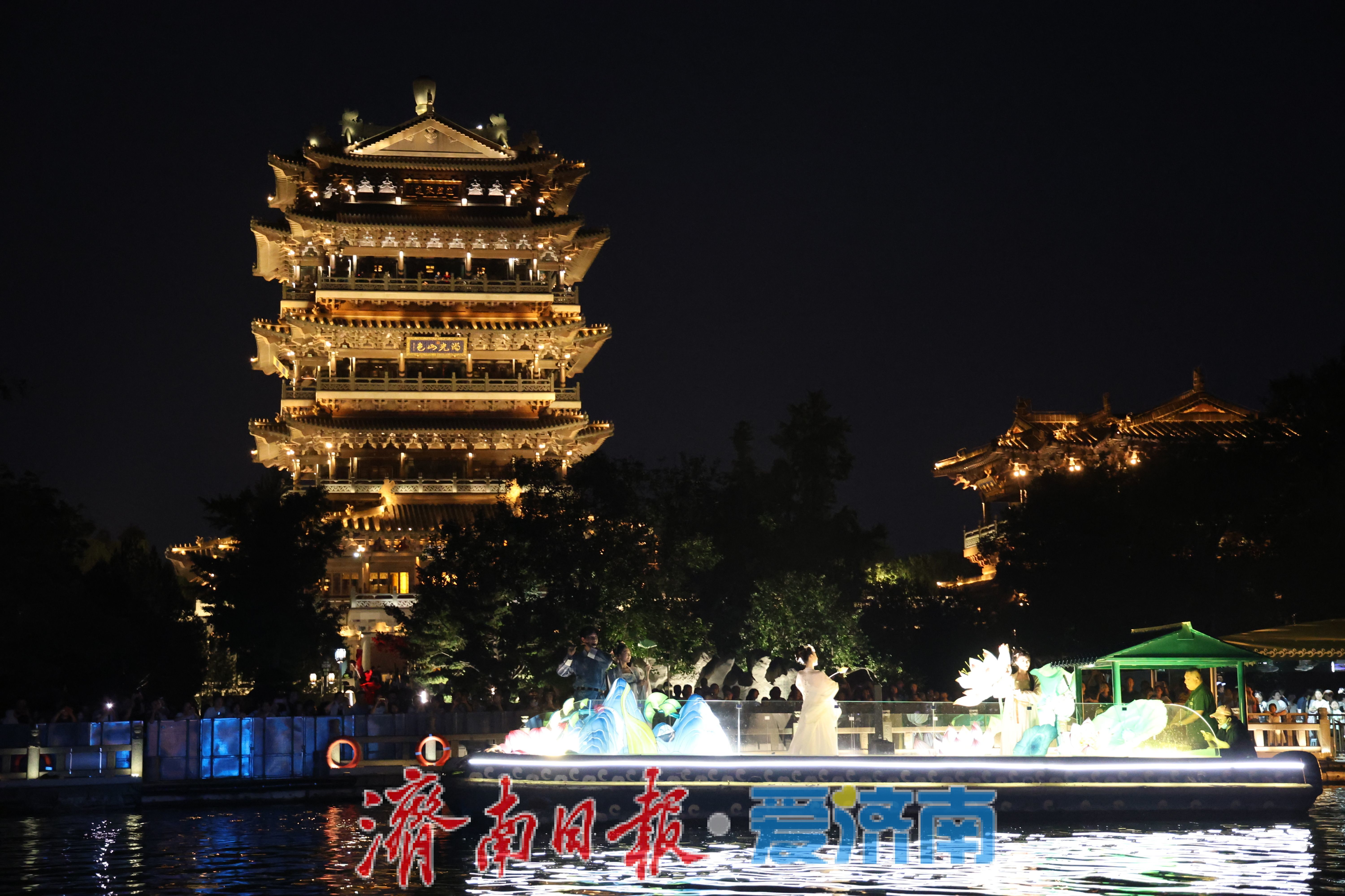 一年四季 泉在济南丨夜泊明湖入画来！升级版画船演艺开启泉城风雅夜