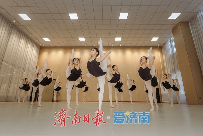 汗浸练功房，足尖起落间，山东舞蹈生冲刺统考