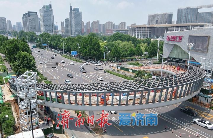 “月牙形”过街天桥展露俏容