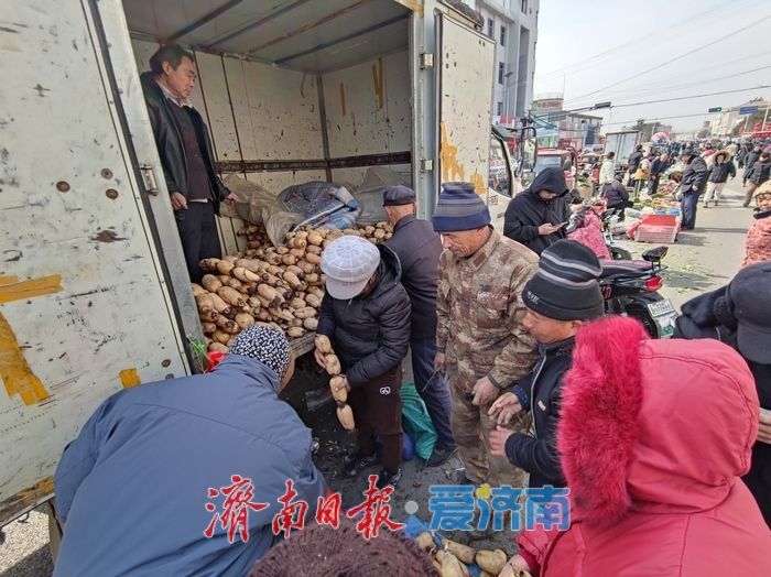 人头攒动购年货 烟火升腾年味浓