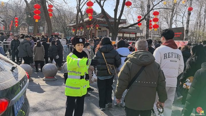 大明湖路明湖市集周边人流车辆较大，建议绿色出行