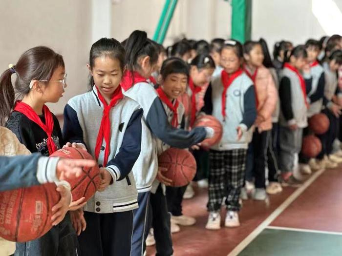 高新区劝学里小学开展“点餐式”篮球课程