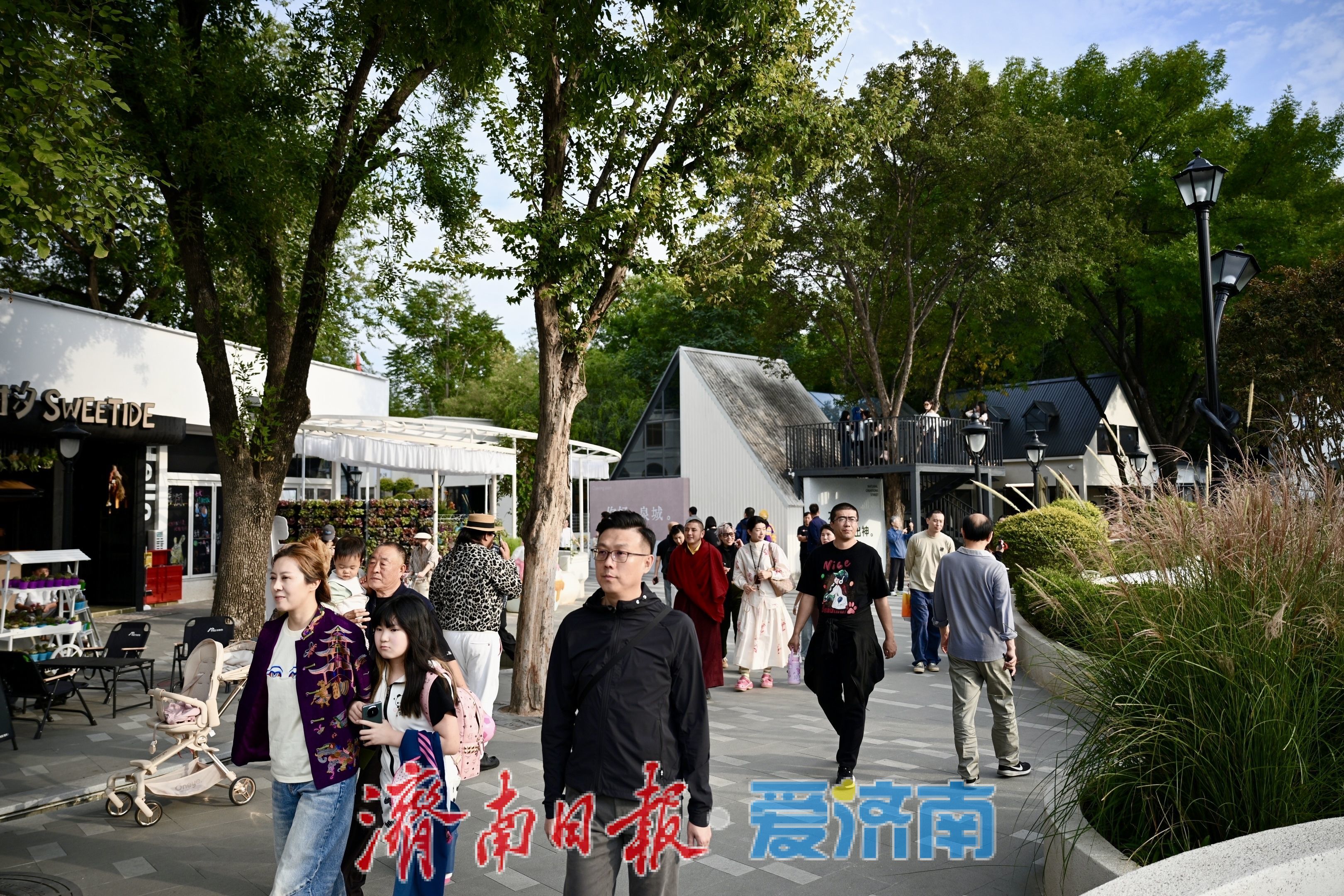 人气聚拢消费升温！泉城公园自然造物街区激活公园商业新活力