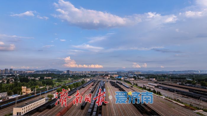 一年四季 泉在济南丨济南雨后现“丁达尔”效应，机车公园日落美景入眼成画
