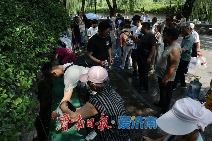 端午假期首日护城河畔人气旺 市民黑虎泉亲水乐享泉水清凉