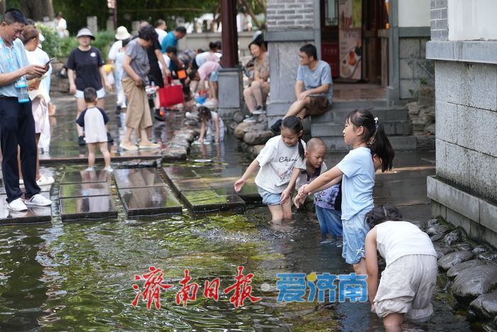 泉城开启“蒸煮模式” 趵突泉畔亲泉戏水寻清凉