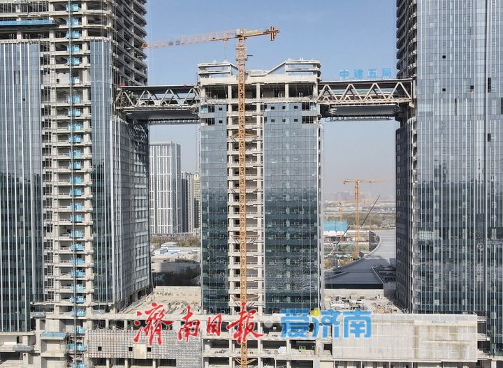 济南西客站片区万融云城二期“空中双连廊”合龙