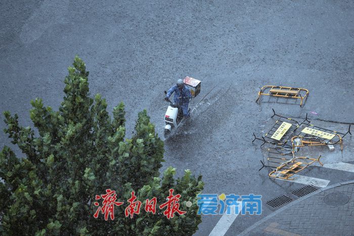济南突降暴雨 高温天气暂时缓解